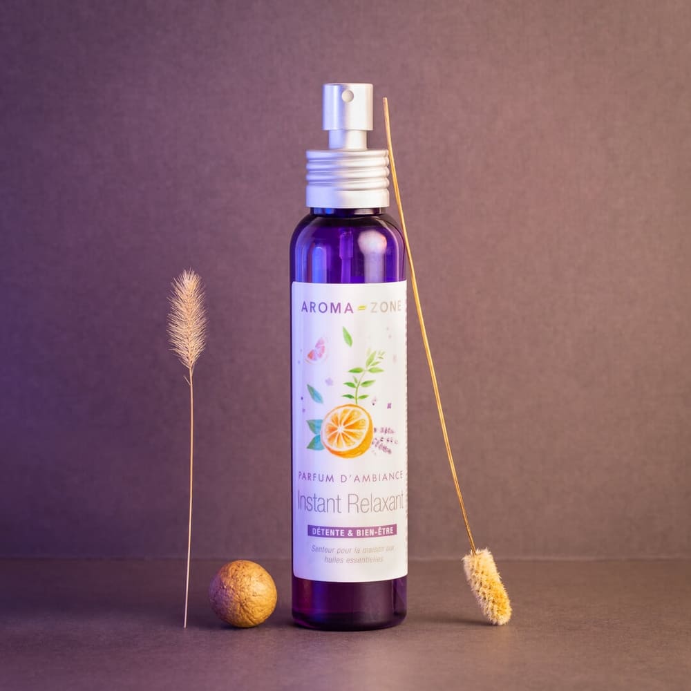 Photographie de produit avec des végétaux séchés sur un fond dégradé du violet à l'orangé