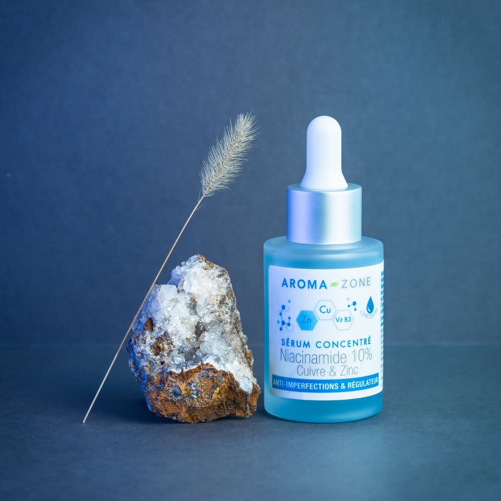Photographie de produit en studio avec une pierre sur un fond bleu