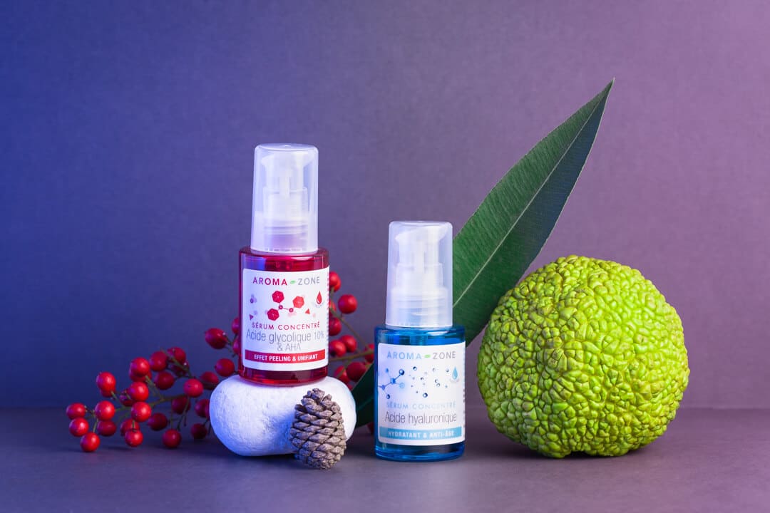 Photographie studio de mise en scène produits avec des végétaux et un  fond dégradé du violet au rose