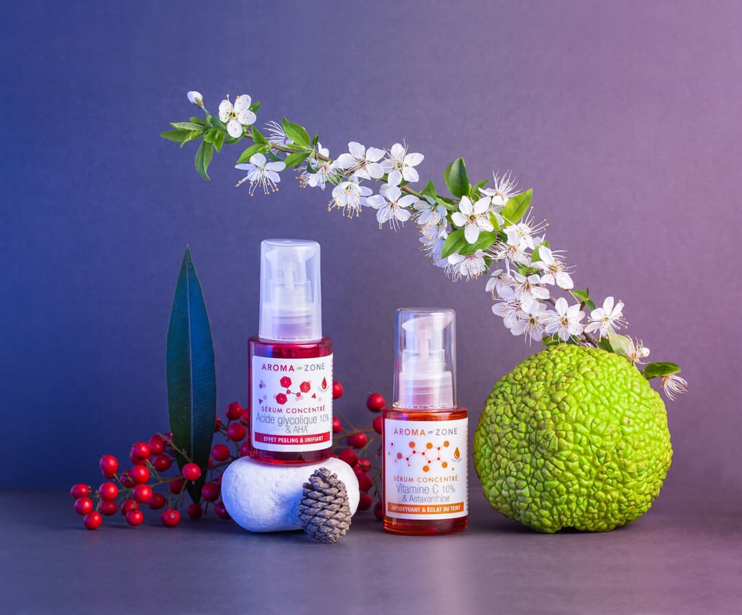 Photographie studio de mise en scène de produits avec des végétaux et un dégradé de couleurs du violet au rose