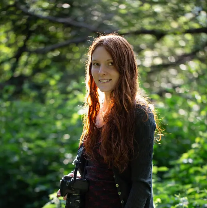 Melody Brugère Photographie portrait de Melody Brugère en extérieur dans un décor de forêt